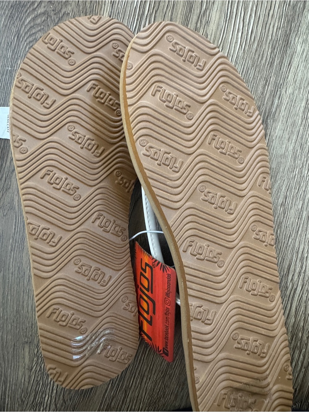 NWT: Flojos White Strap Brown Footbed Flip Flops - Picture 3 of 8